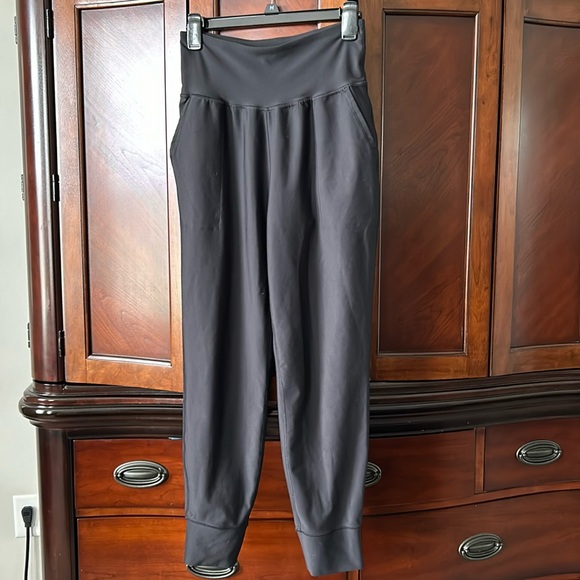 Women’s Old Navy Cloud High Waisted Joggers size M EXCELLENT - Picture 1 of 3